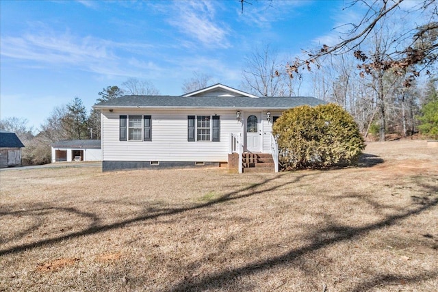 view of front of property featuring a front lawn