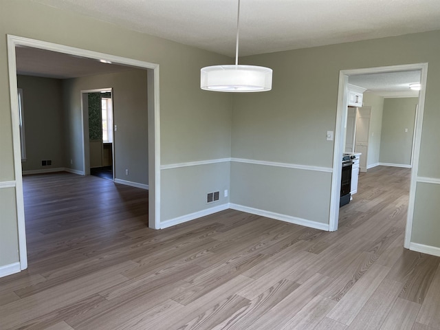 115 Fernbrook Cir, Spartanburg, SC 29307 - unfurnished room featuring wood finished floors, visible vents, and baseboards