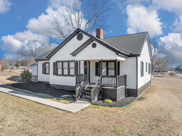 view of front facade featuring covered porch and a front lawn