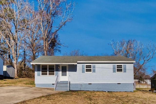 view of front facade with a front yard