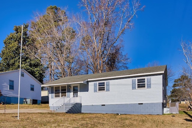 manufactured / mobile home with a front lawn