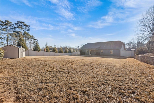 view of yard featuring a storage shed