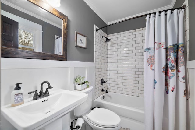 full bathroom with shower / tub combo with curtain, ornamental molding, toilet, and sink