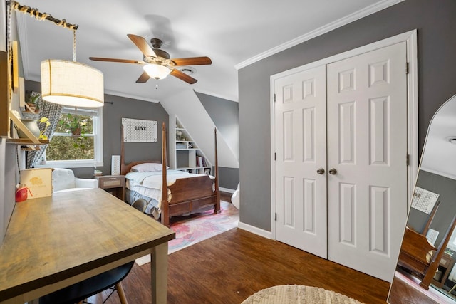 bedroom featuring ornamental molding, dark wood-type flooring, ceiling fan, and a closet