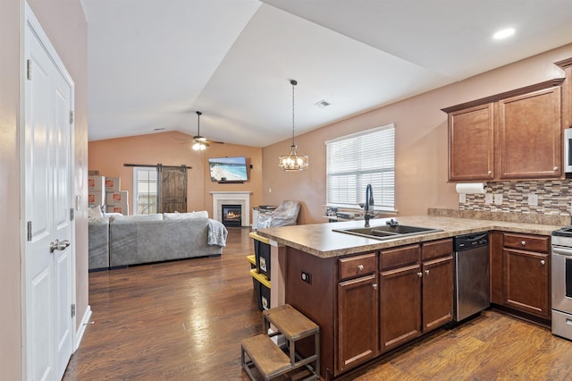 kitchen with tasteful backsplash, sink, stainless steel appliances, and kitchen peninsula