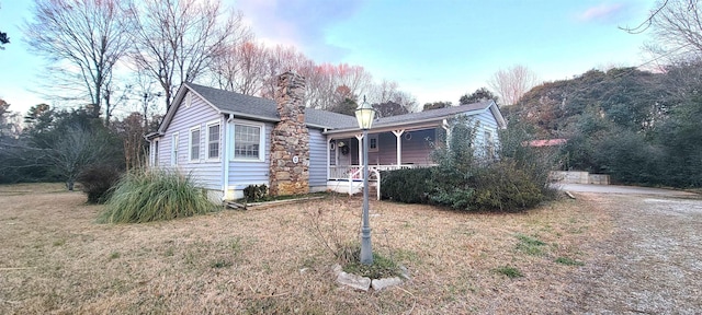 view of front facade with covered porch and a front lawn