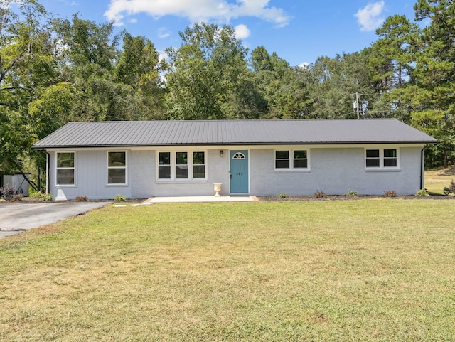 ranch-style home featuring a front lawn