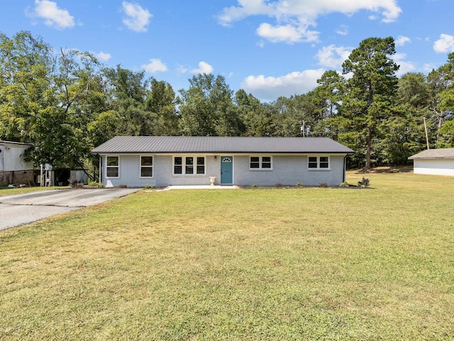 single story home with a front yard