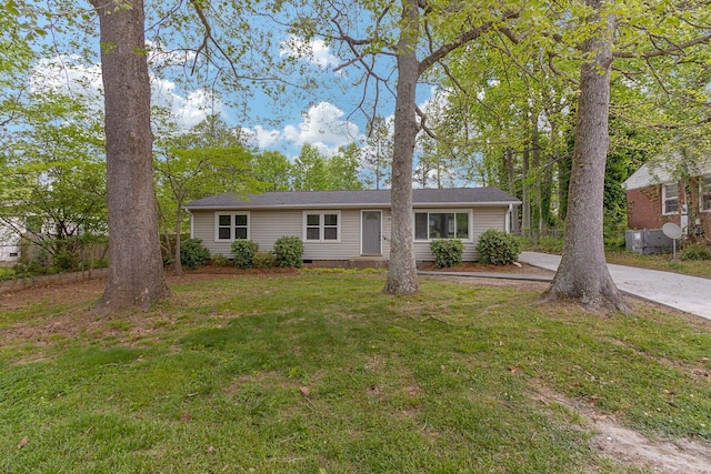 ranch-style house featuring a front lawn