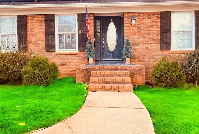 property entrance featuring a yard