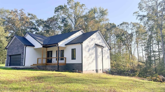 view of front facade with a front yard and a porch