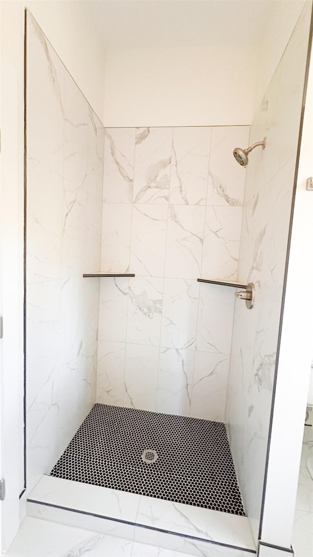 bathroom featuring tiled shower