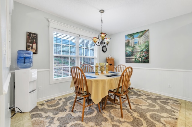 dining area with a notable chandelier