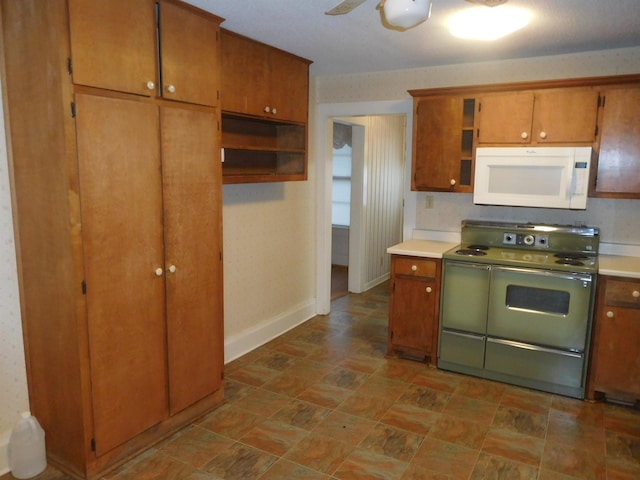 kitchen with ceiling fan and stove