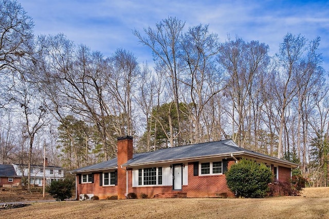 ranch-style home featuring a front lawn