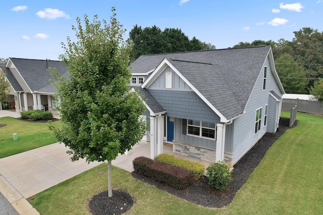 view of front of house with a front lawn