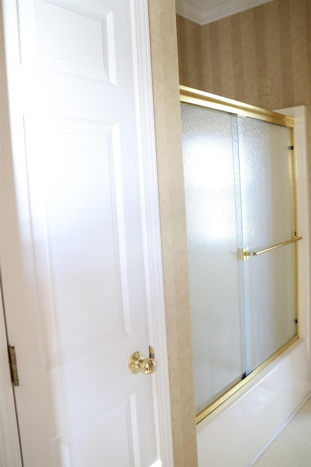 bathroom with combined bath / shower with glass door