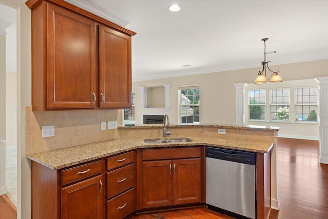 kitchen featuring hardwood / wood-style floors, sink, stainless steel dishwasher, kitchen peninsula, and crown molding