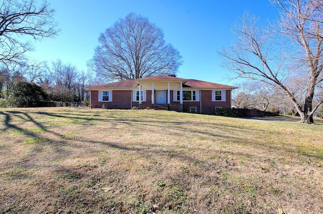 single story home with a front yard