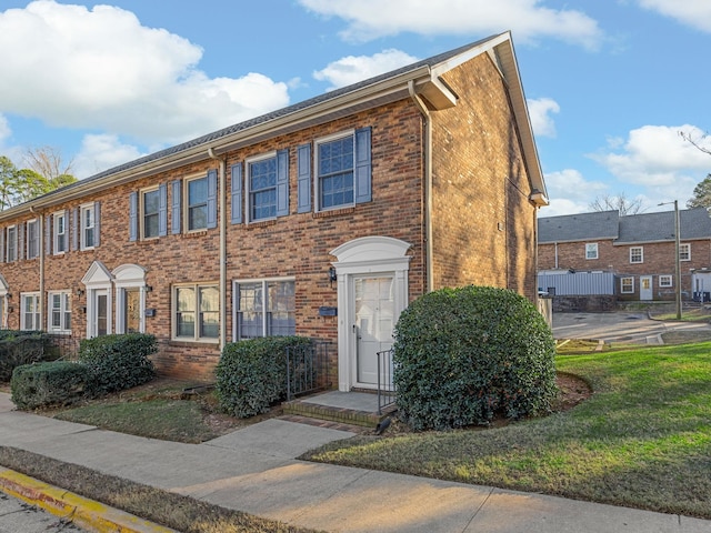 view of front of house featuring a front lawn