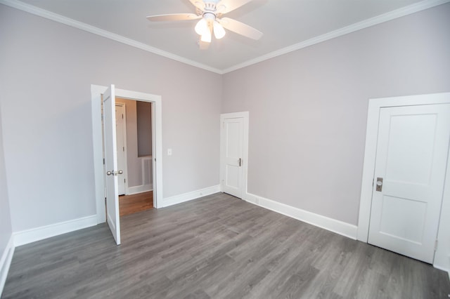 unfurnished room featuring dark hardwood / wood-style flooring, crown molding, and ceiling fan