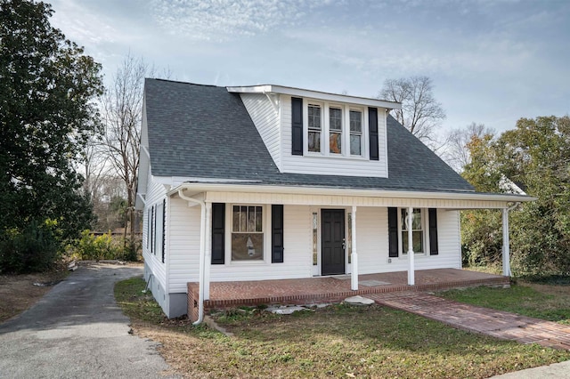 view of front facade with a porch and a front lawn