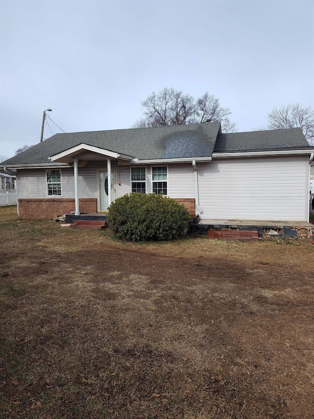 single story home with a front lawn