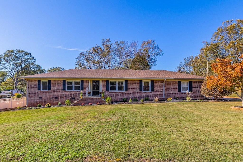 ranch-style house featuring a front yard