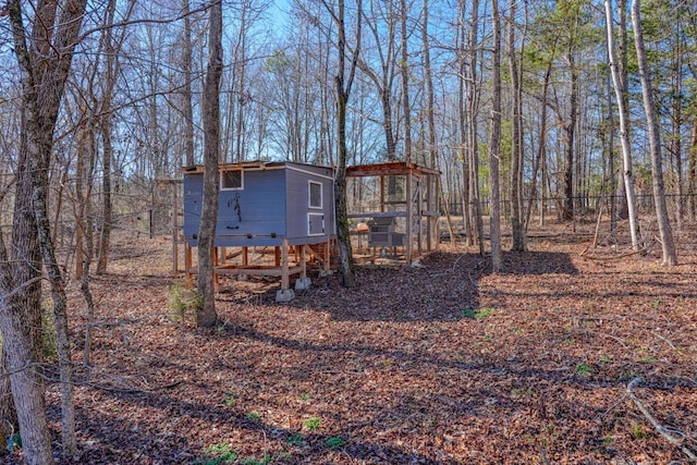 view of yard featuring an outbuilding