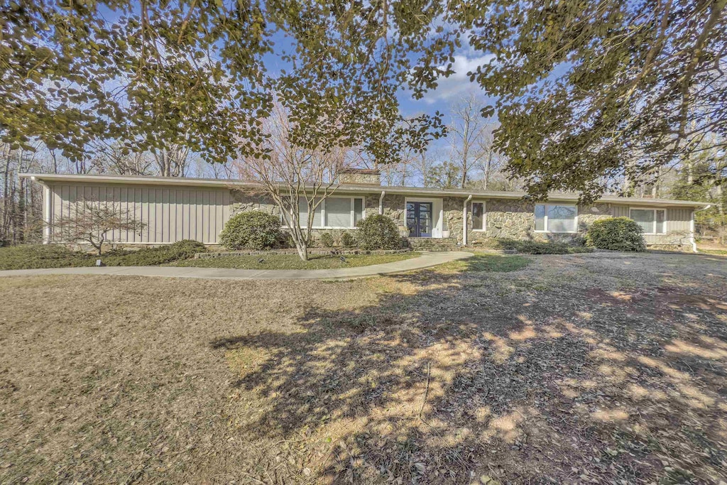 ranch-style home with a front yard