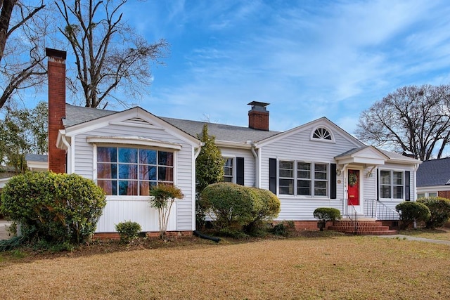 view of front of home featuring a front yard