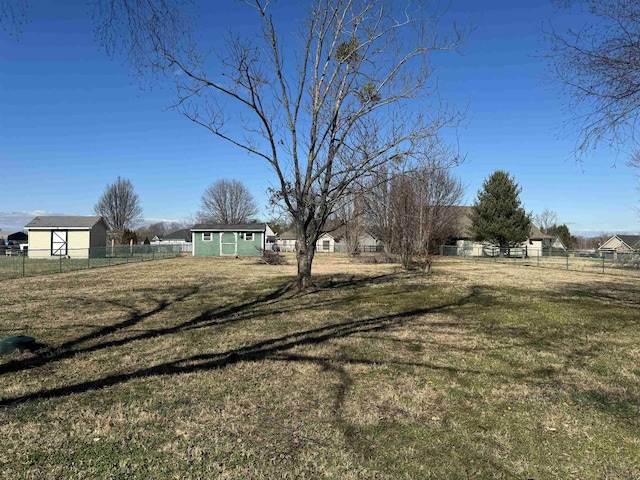 view of yard featuring an outbuilding