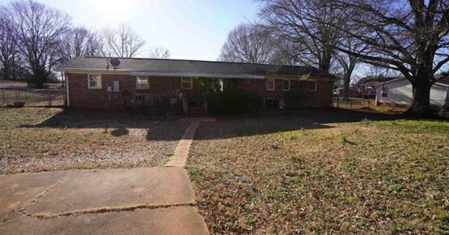 view of front facade featuring a front lawn