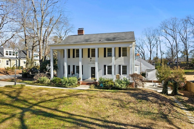 view of front of house with a front lawn