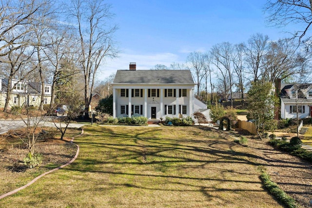 view of front of home featuring a front yard