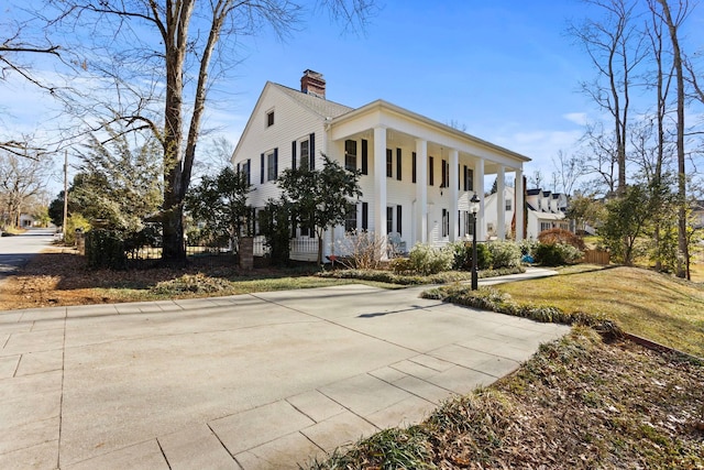 view of front facade featuring a front yard