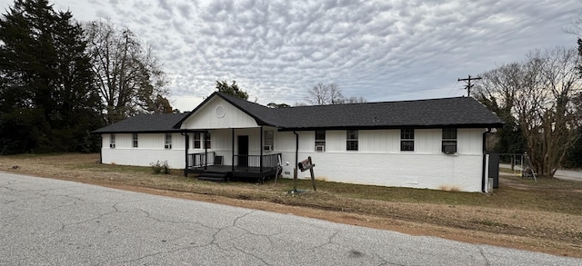 ranch-style home featuring a front lawn