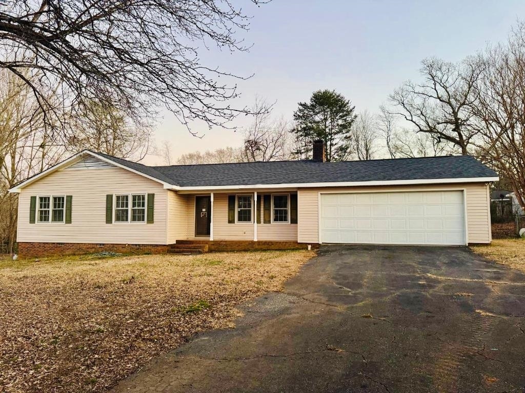 single story home featuring a garage