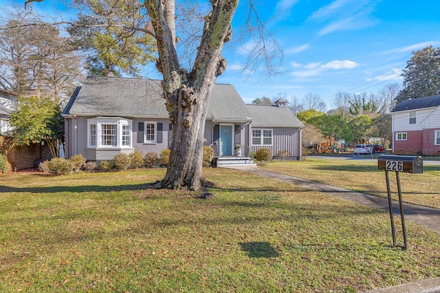 view of front of house featuring a front lawn