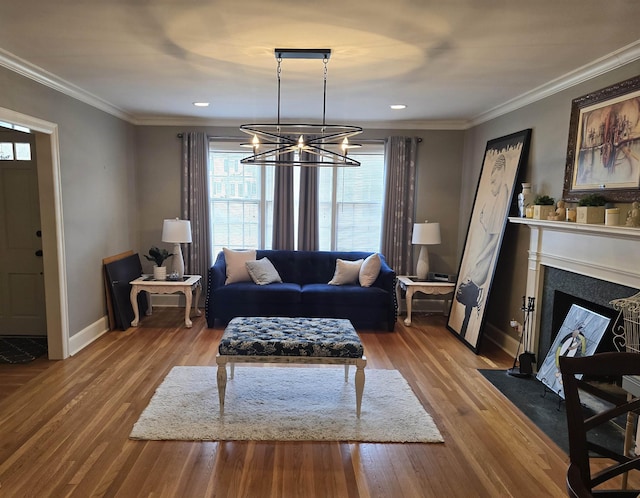 living room featuring crown molding, a chandelier, and light hardwood / wood-style floors