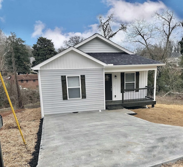 view of front of property featuring covered porch