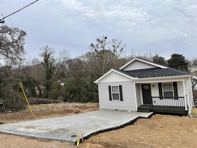 view of front of property featuring covered porch