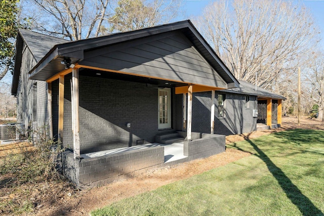 view of front of house with a front lawn and a patio