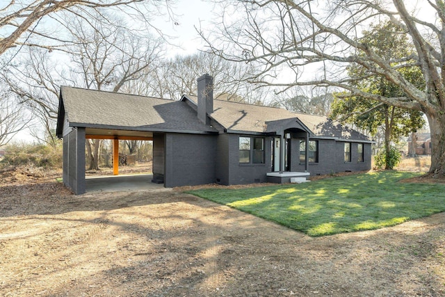 view of front of house featuring a front yard and a carport