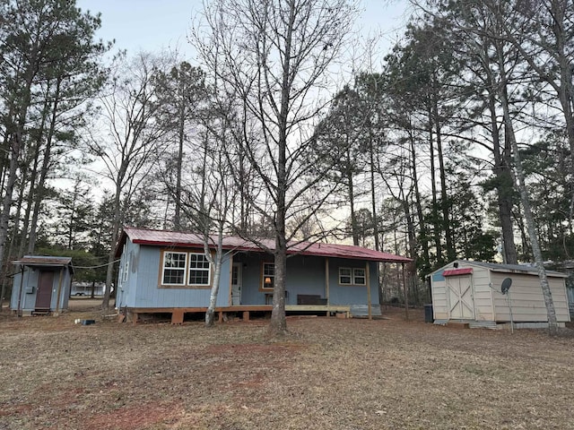 view of front facade featuring a storage shed