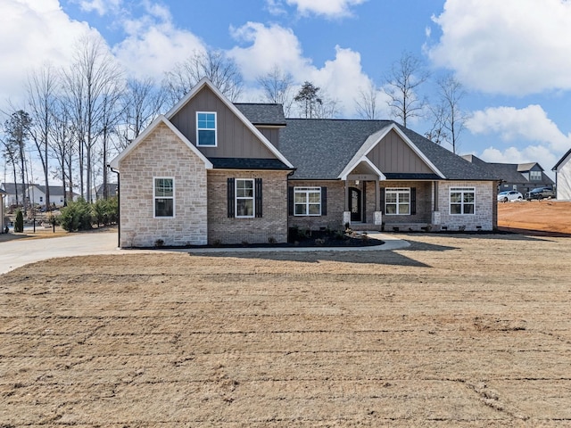 craftsman-style house featuring a front lawn