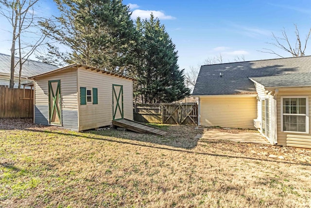 view of yard with a storage shed