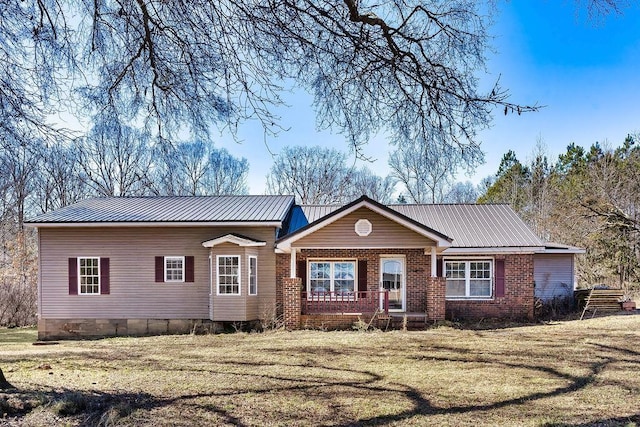 view of front of property with covered porch and a front lawn