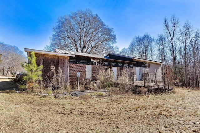 back of house featuring a lawn