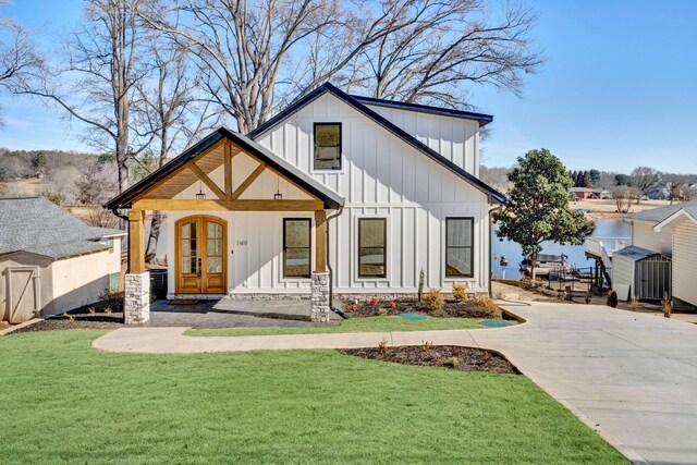 modern farmhouse style home featuring a front lawn